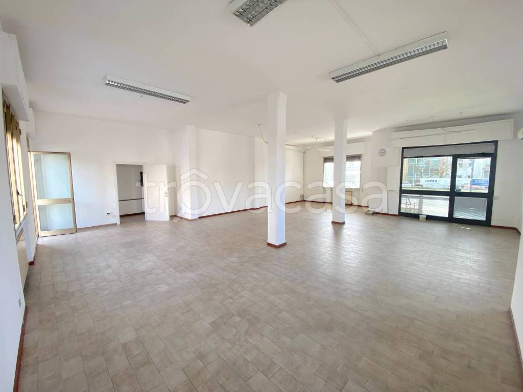 negozio in affitto a Prato in zona Viaccia