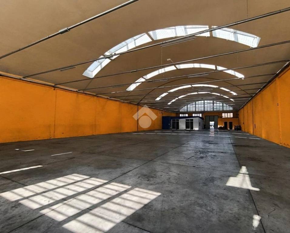 locale commerciale in affitto a Prato in zona Santa Lucia