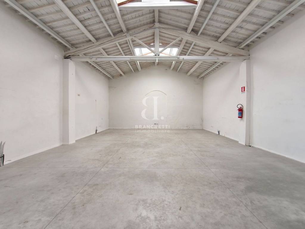 locale commerciale in affitto a Prato
