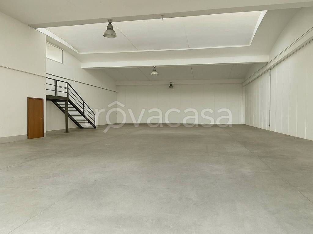 locale commerciale in affitto a Prato
