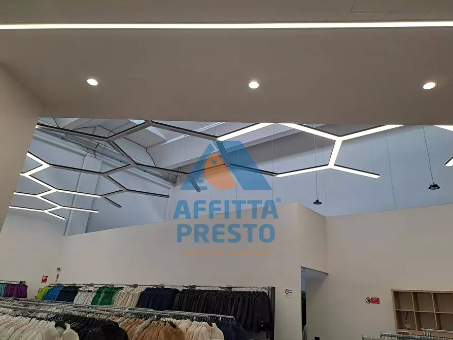locale commerciale in affitto a Prato