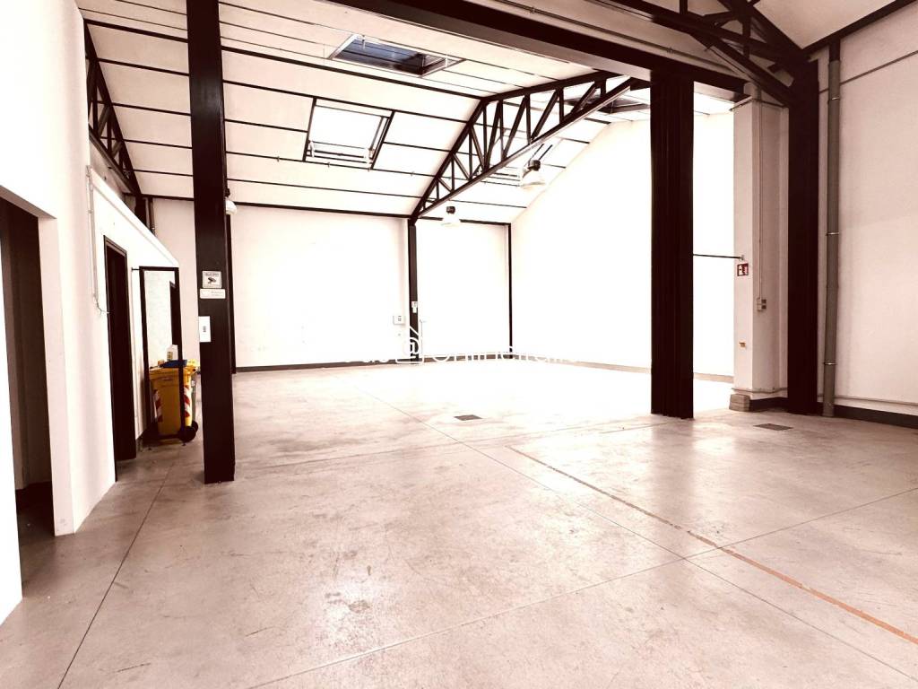 locale commerciale in affitto a Prato