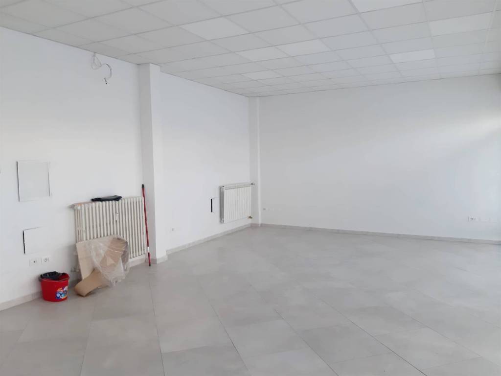 negozio in affitto a Prato in zona Santa Gonda