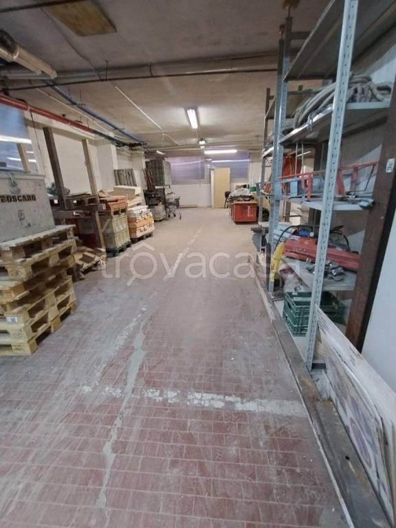 locale commerciale in affitto a Prato