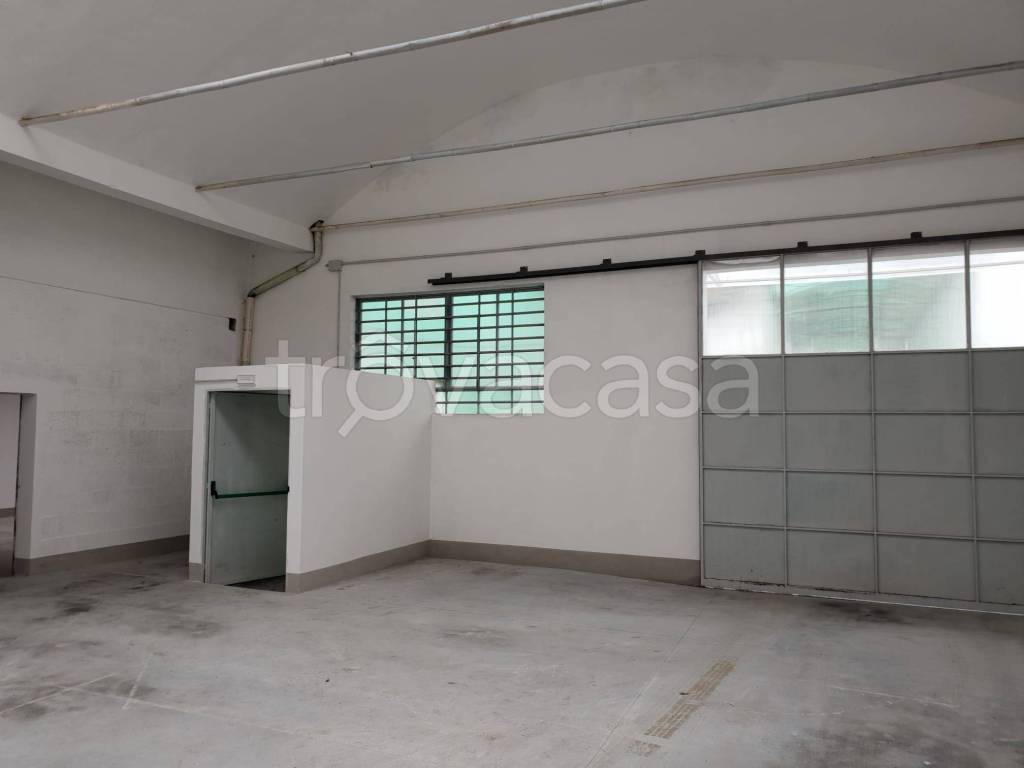 locale commerciale in affitto a Prato in zona Iolo