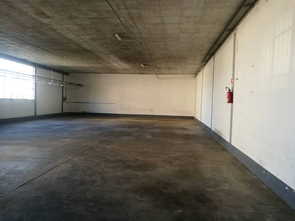 locale commerciale in affitto a Prato in zona Tobbiana