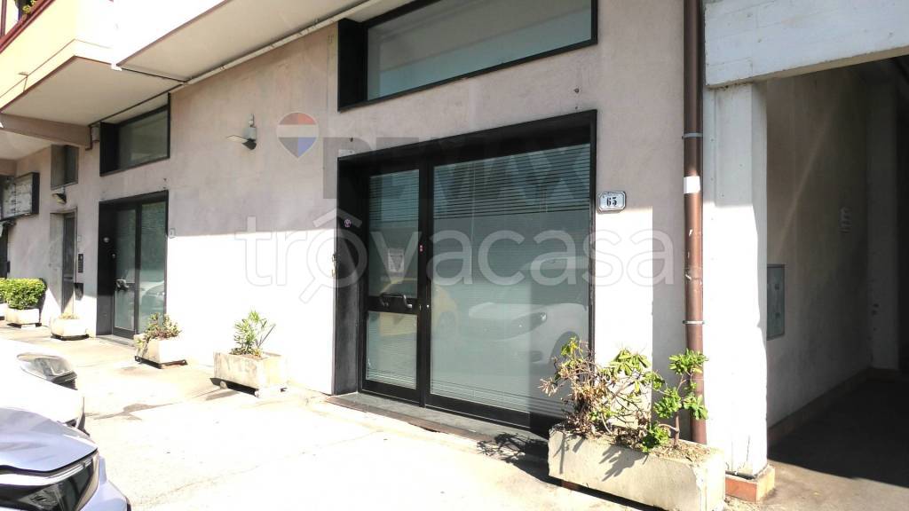 locale commerciale in affitto a Prato in zona Grignano