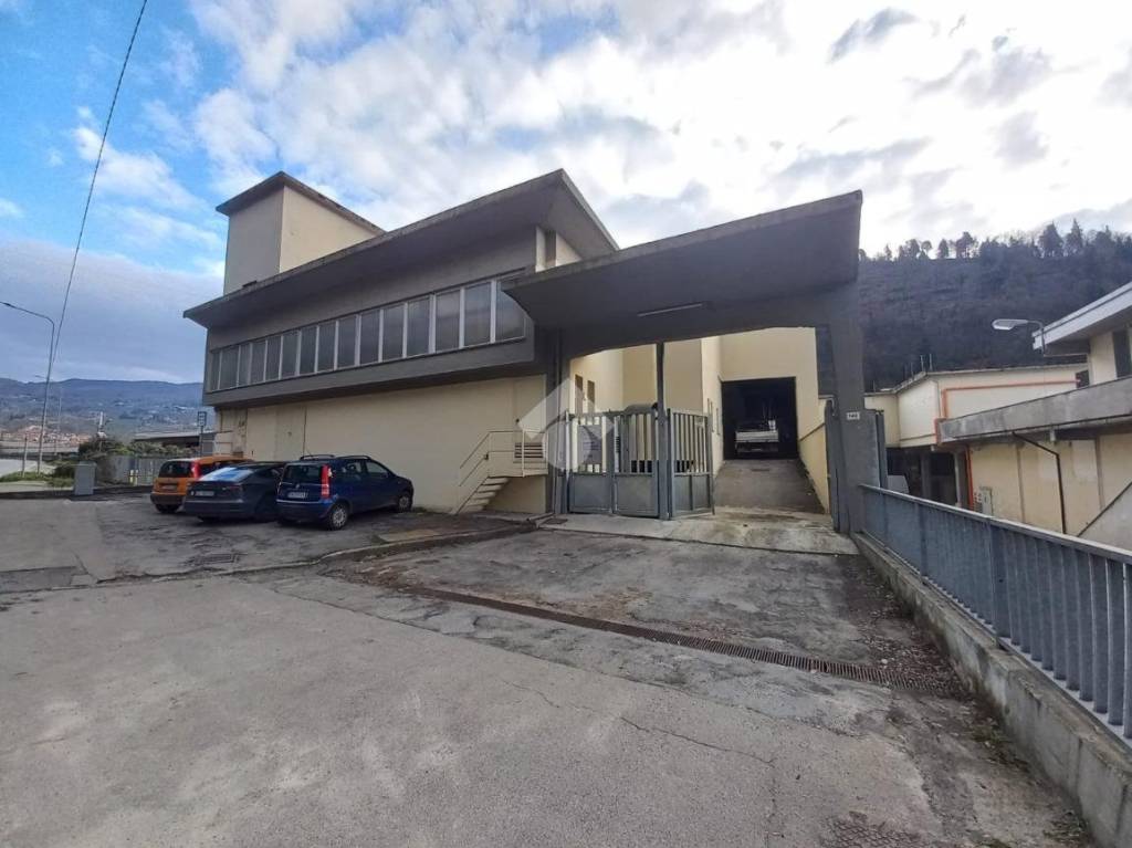 locale commerciale in affitto a Vaiano