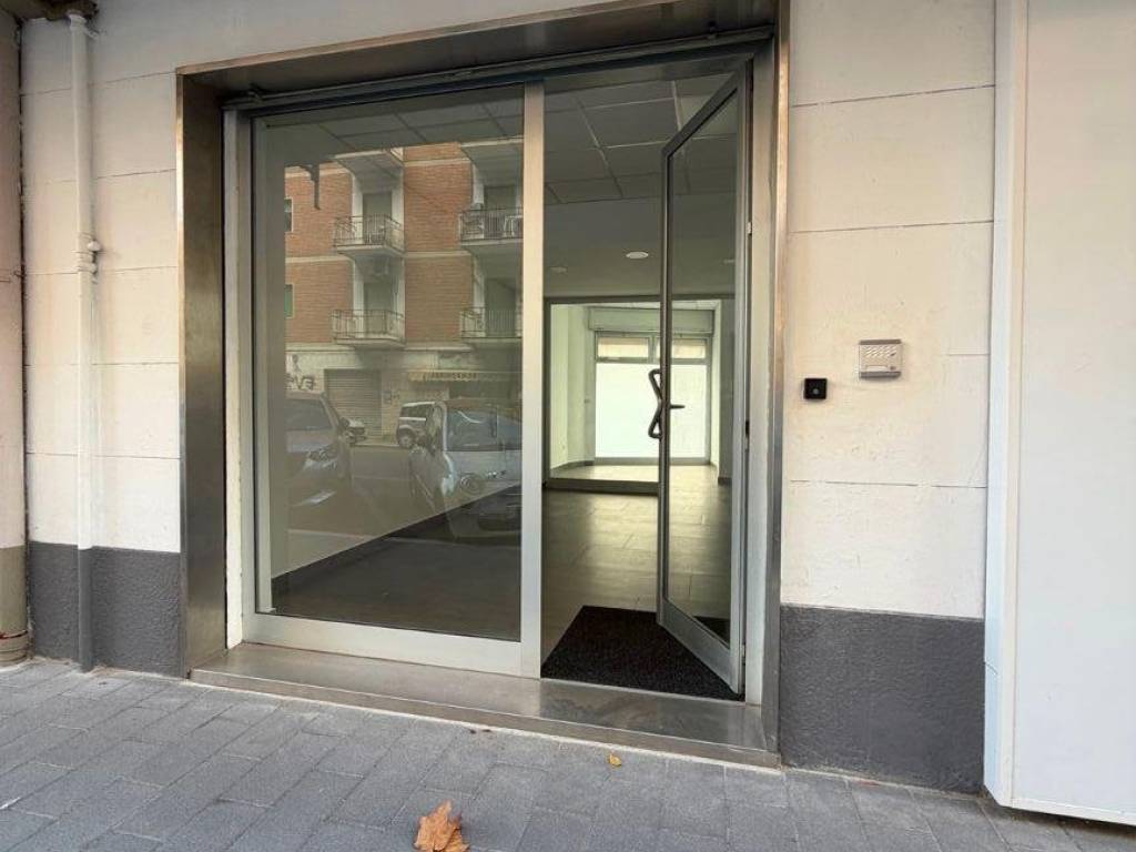negozio in affitto a Crotone in zona Centro Città