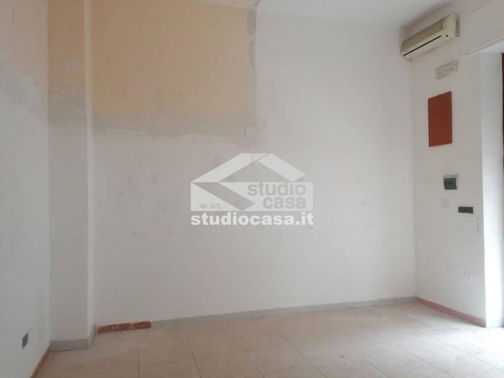 locale commerciale in affitto a Crotone