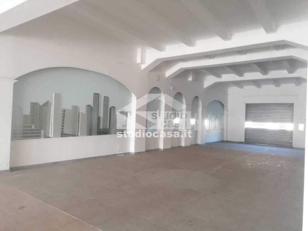 negozio in affitto a Crotone in zona Centro Città