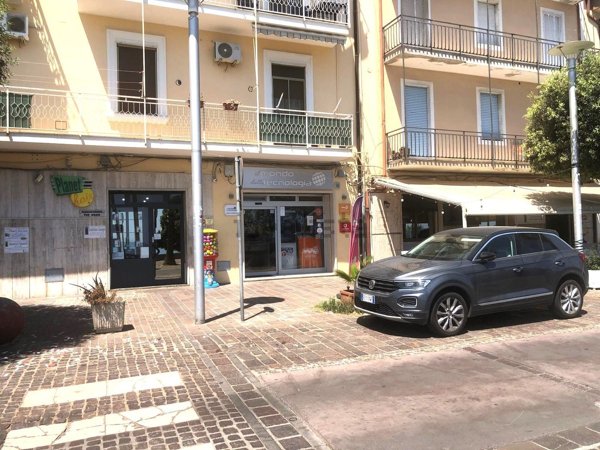 locale commerciale in affitto a Crotone