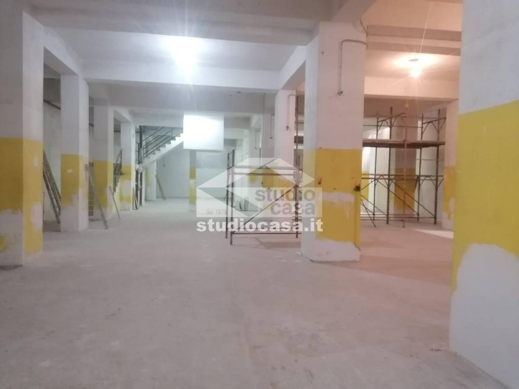 locale commerciale in affitto a Crotone