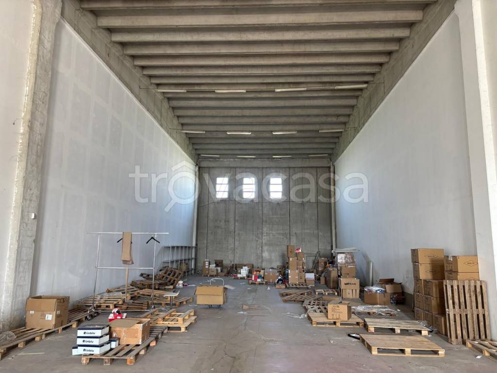 locale commerciale in affitto a Crotone