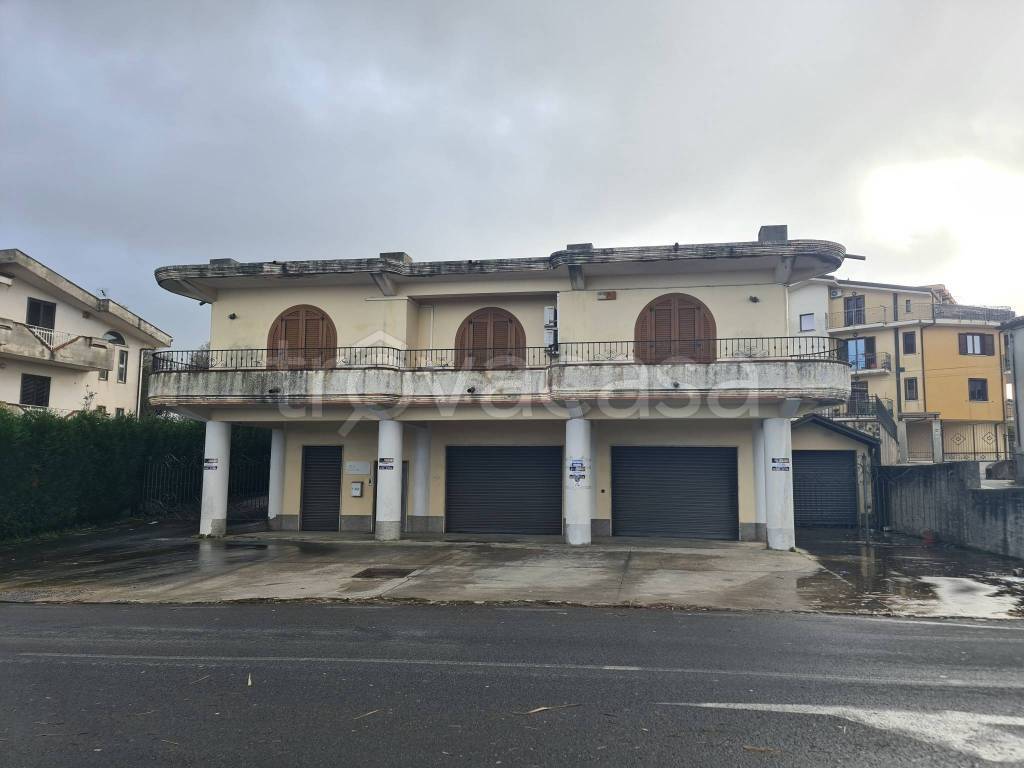 negozio in affitto ad Ionadi in zona Vena