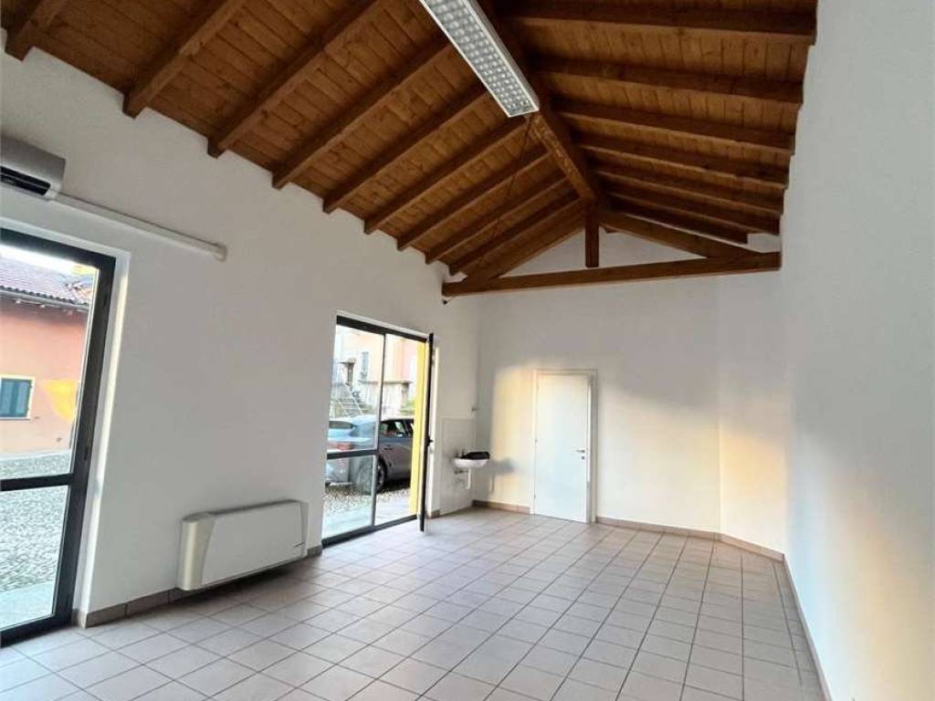 negozio in affitto a Verbania in zona Intra