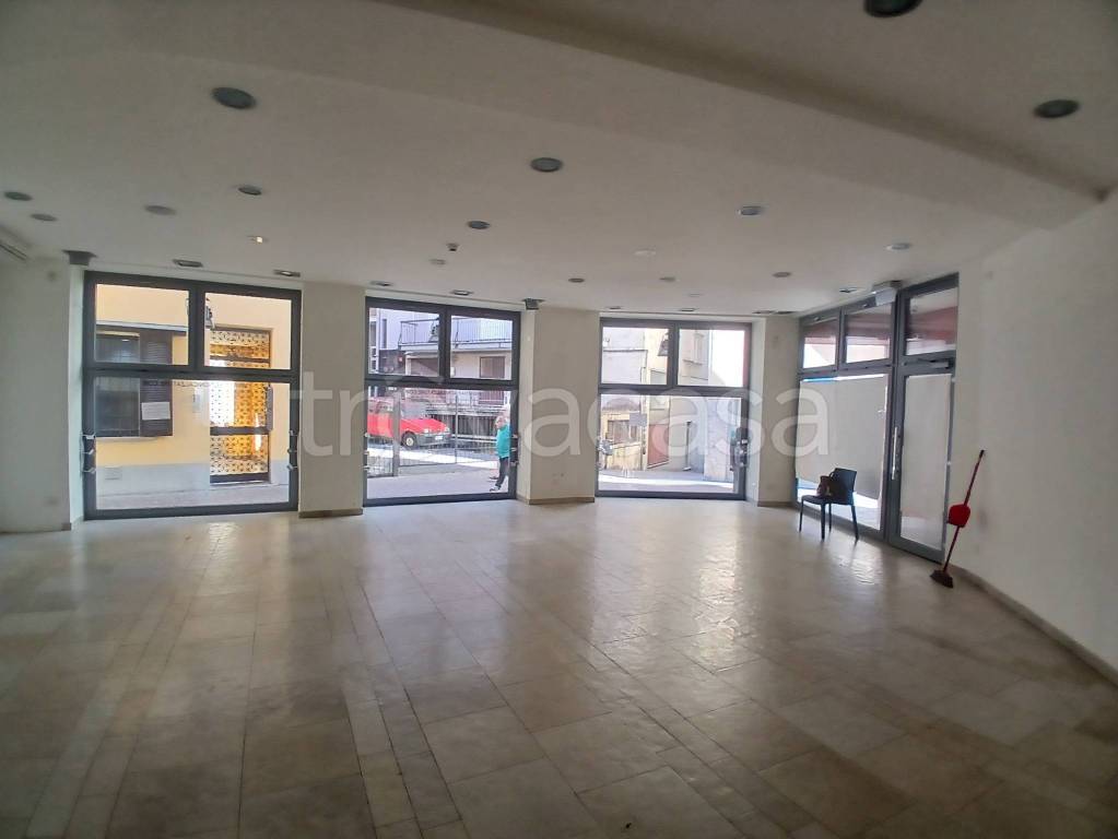 negozio in affitto a Verbania in zona Intra