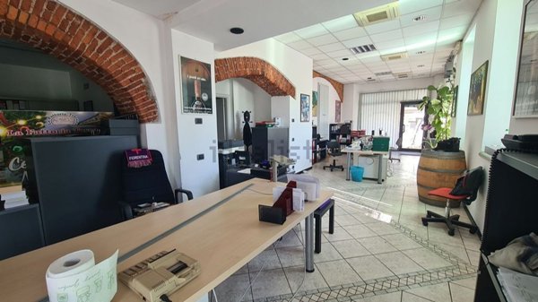 negozio in affitto a Verbania in zona Intra