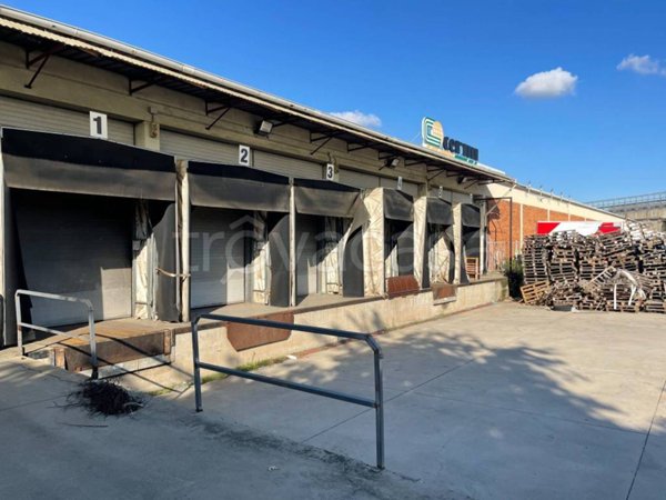 locale commerciale in affitto ad Agrate Brianza