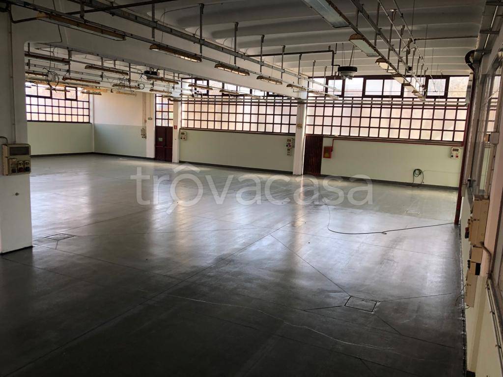 locale commerciale in affitto ad Agrate Brianza