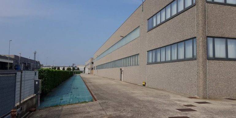 locale commerciale in affitto ad Agrate Brianza