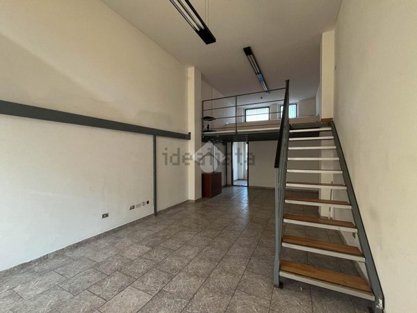 negozio in affitto ad Agrate Brianza