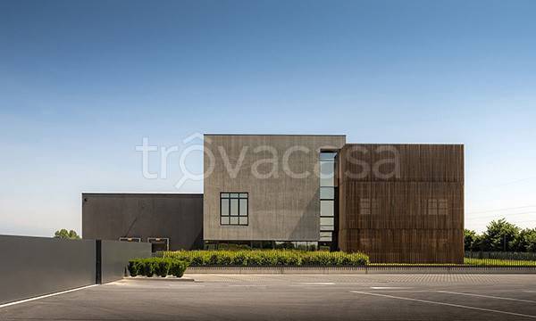 locale commerciale in affitto ad Agrate Brianza