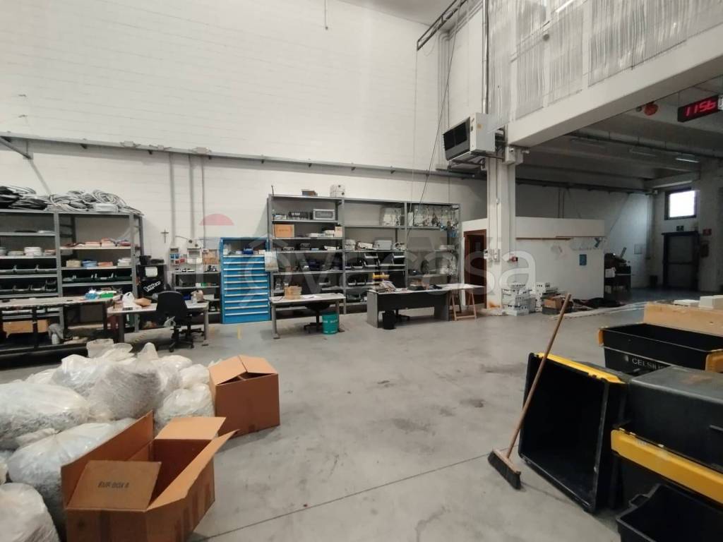 locale commerciale in affitto ad Agrate Brianza