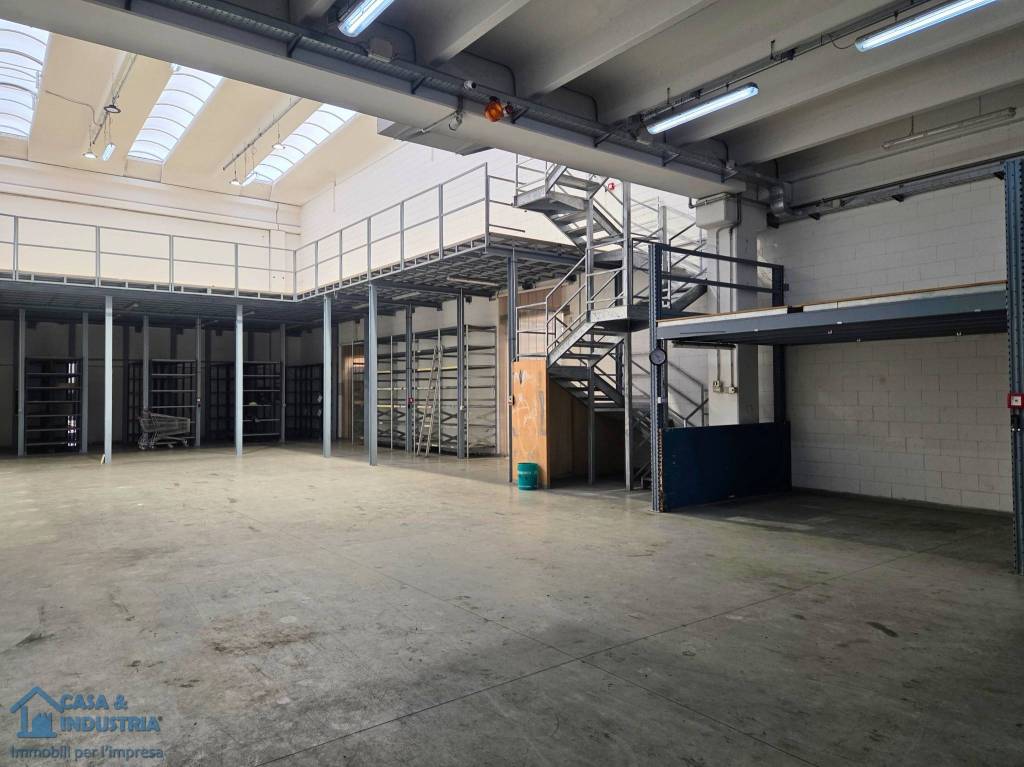 locale commerciale in affitto ad Agrate Brianza