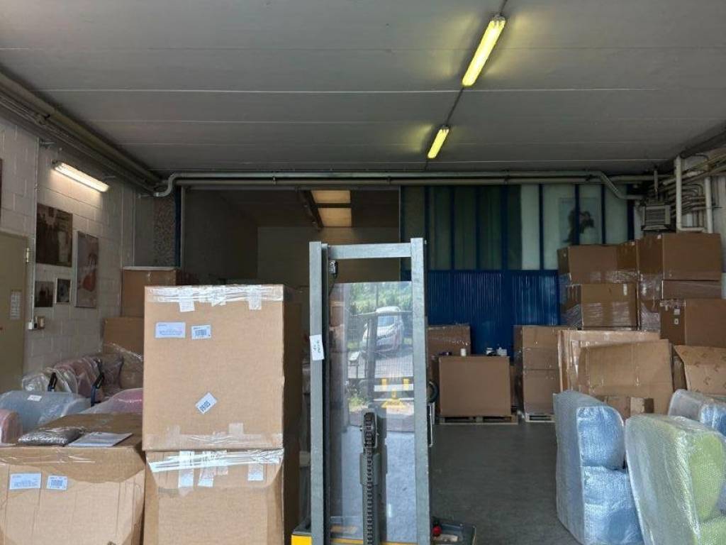 locale commerciale in affitto ad Agrate Brianza