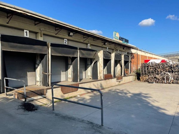 locale commerciale in affitto ad Agrate Brianza