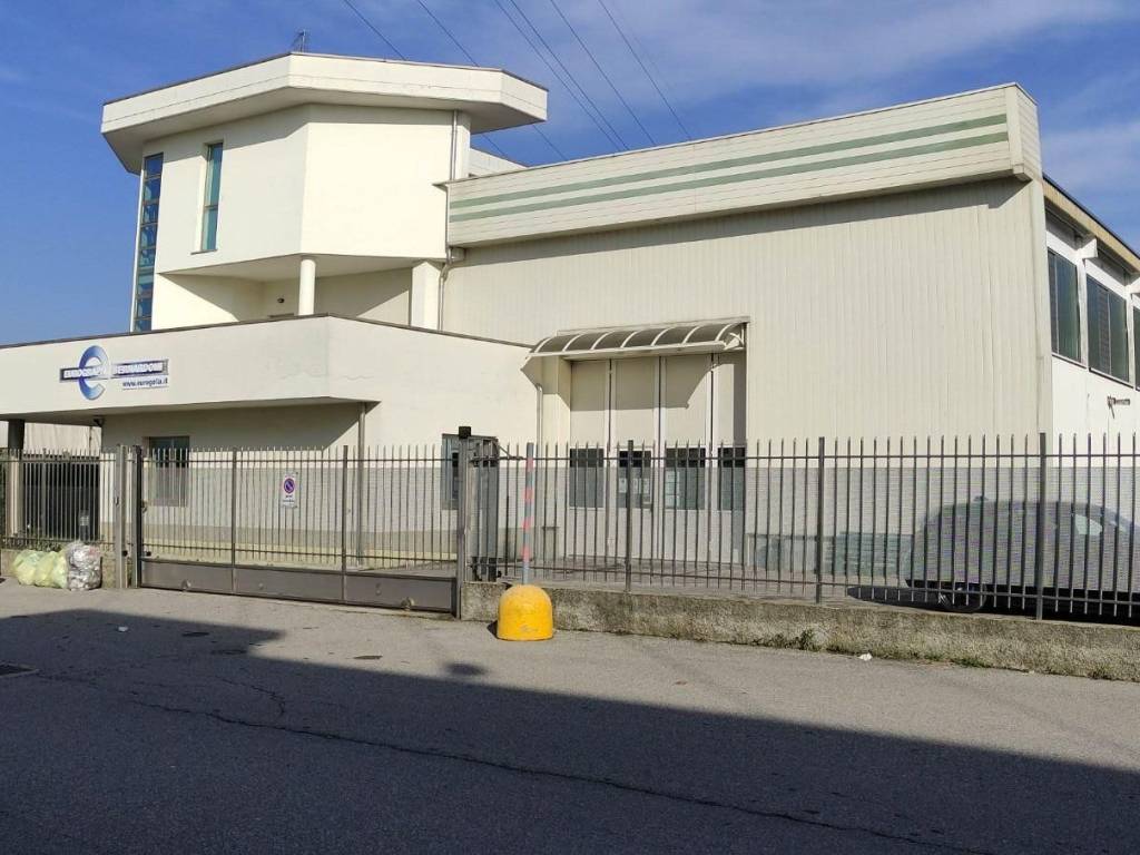 locale commerciale in affitto ad Agrate Brianza