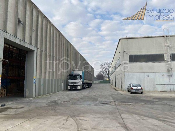 locale commerciale in affitto ad Agrate Brianza