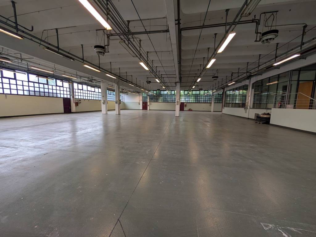 locale commerciale in affitto ad Agrate Brianza