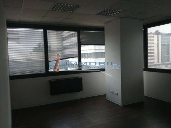 ufficio in affitto ad Agrate Brianza in zona Omate