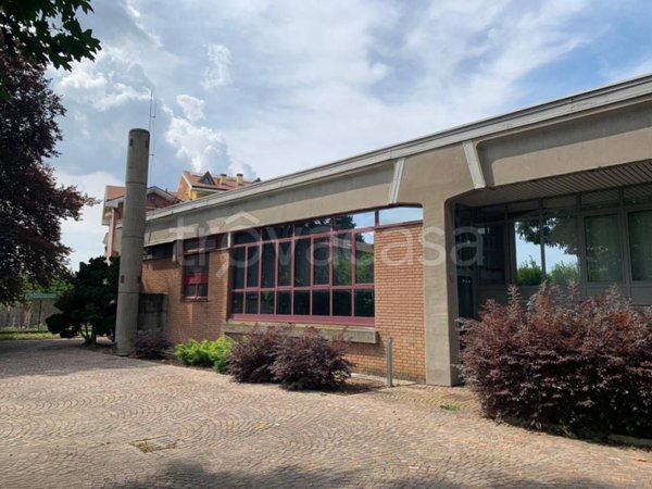 locale commerciale in affitto ad Agrate Brianza