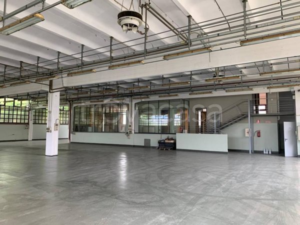locale commerciale in affitto ad Agrate Brianza