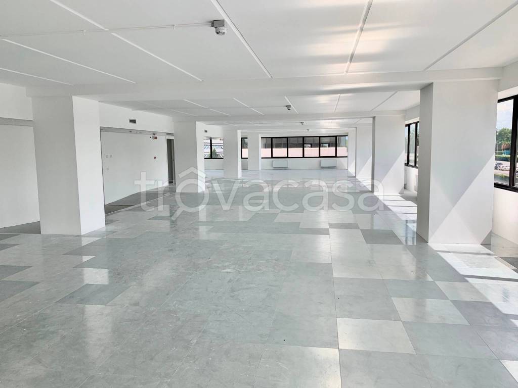 ufficio in affitto ad Agrate Brianza in zona Omate