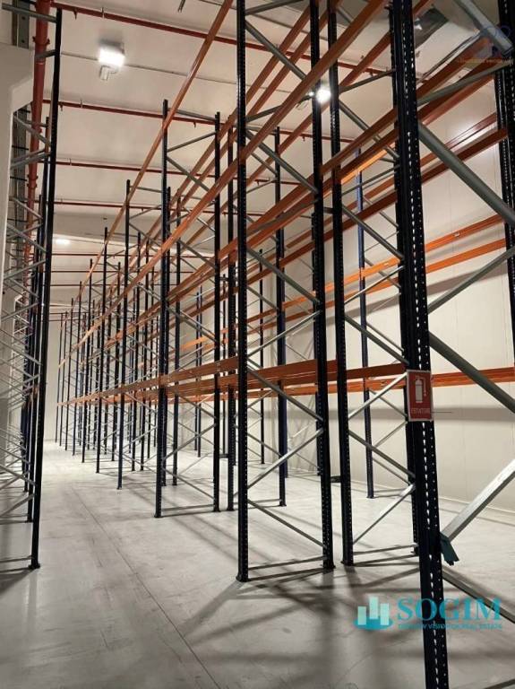 locale commerciale in affitto ad Agrate Brianza in zona Omate