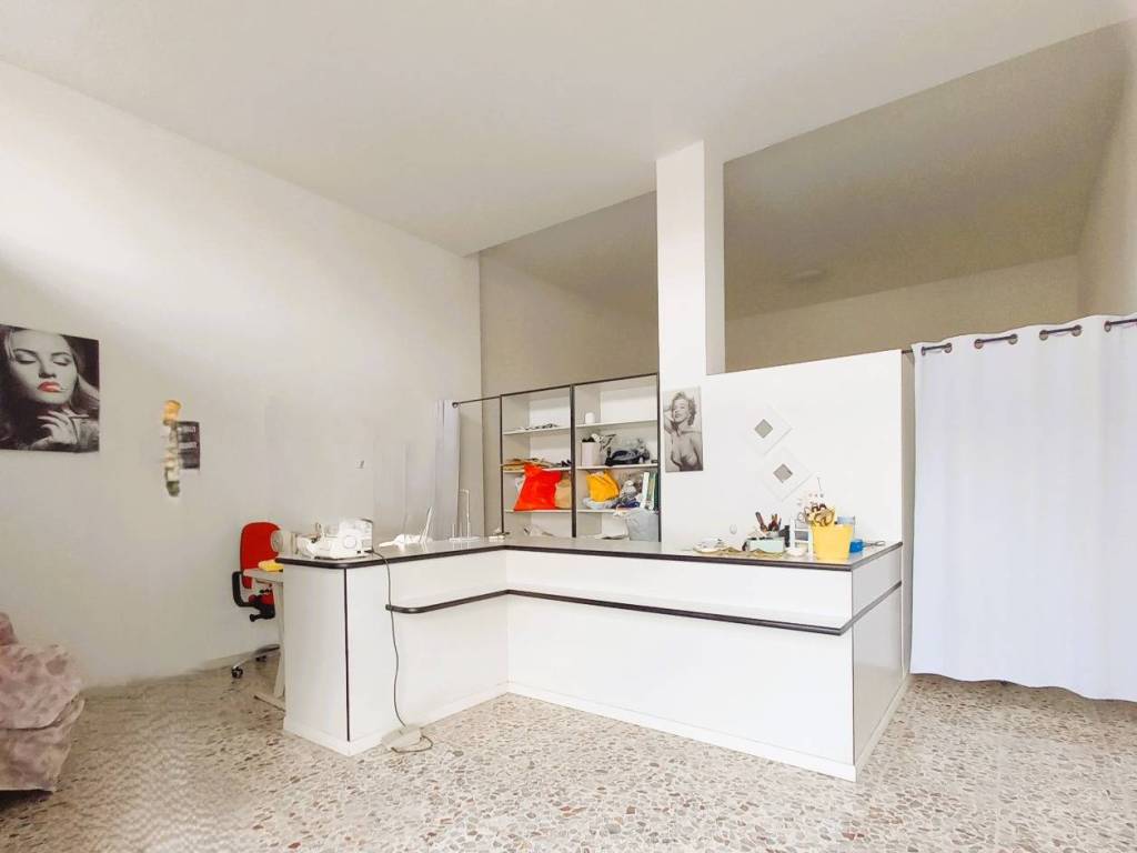 locale commerciale in affitto ad Agrate Brianza in zona Omate