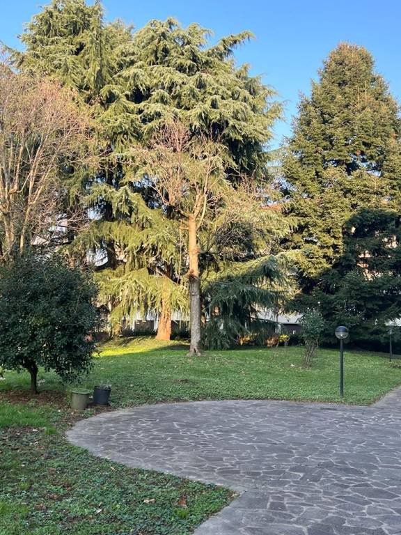 appartamento in affitto ad Agrate Brianza in zona Omate