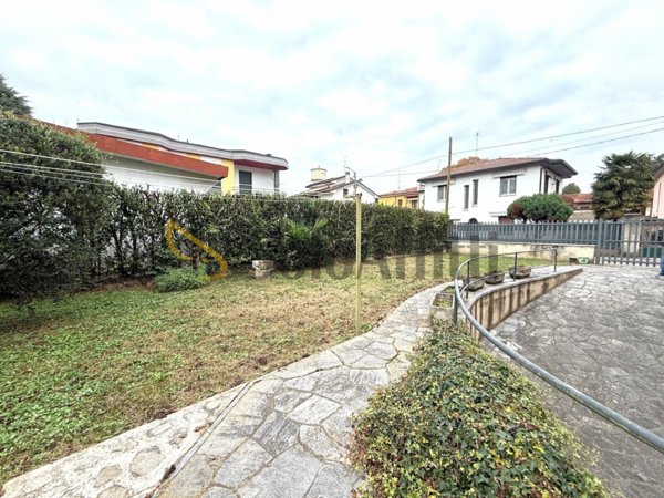 appartamento in affitto ad Albiate