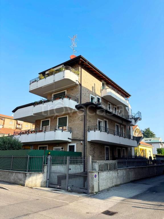 appartamento in affitto ad Arcore