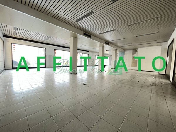 negozio in affitto ad Arcore