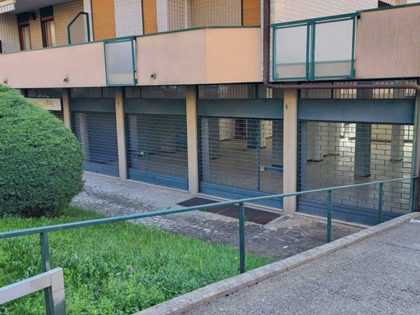 locale commerciale in affitto ad Arcore