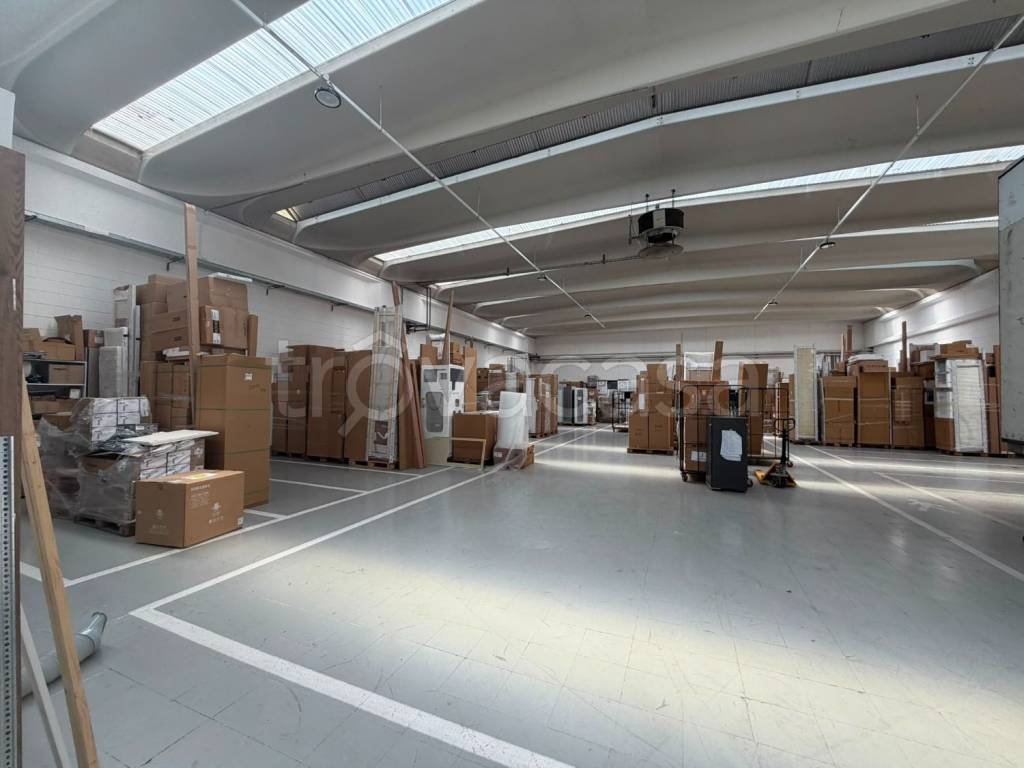 locale commerciale in affitto ad Arcore