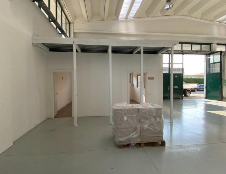 locale commerciale in affitto a Bernareggio