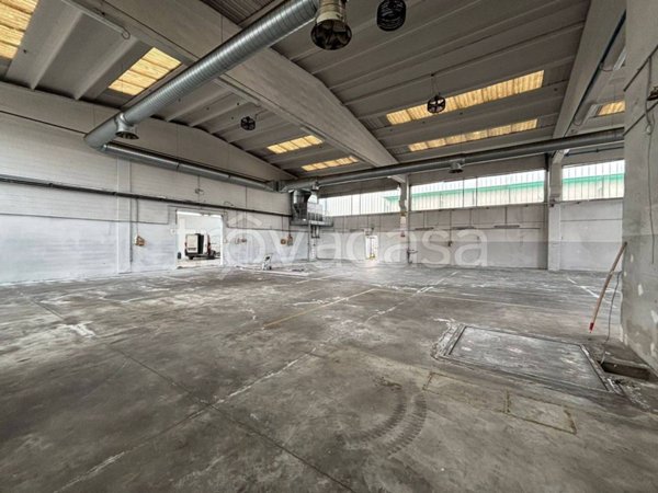 locale commerciale in affitto a Bernareggio