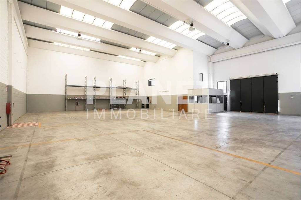 locale commerciale in affitto a Bernareggio