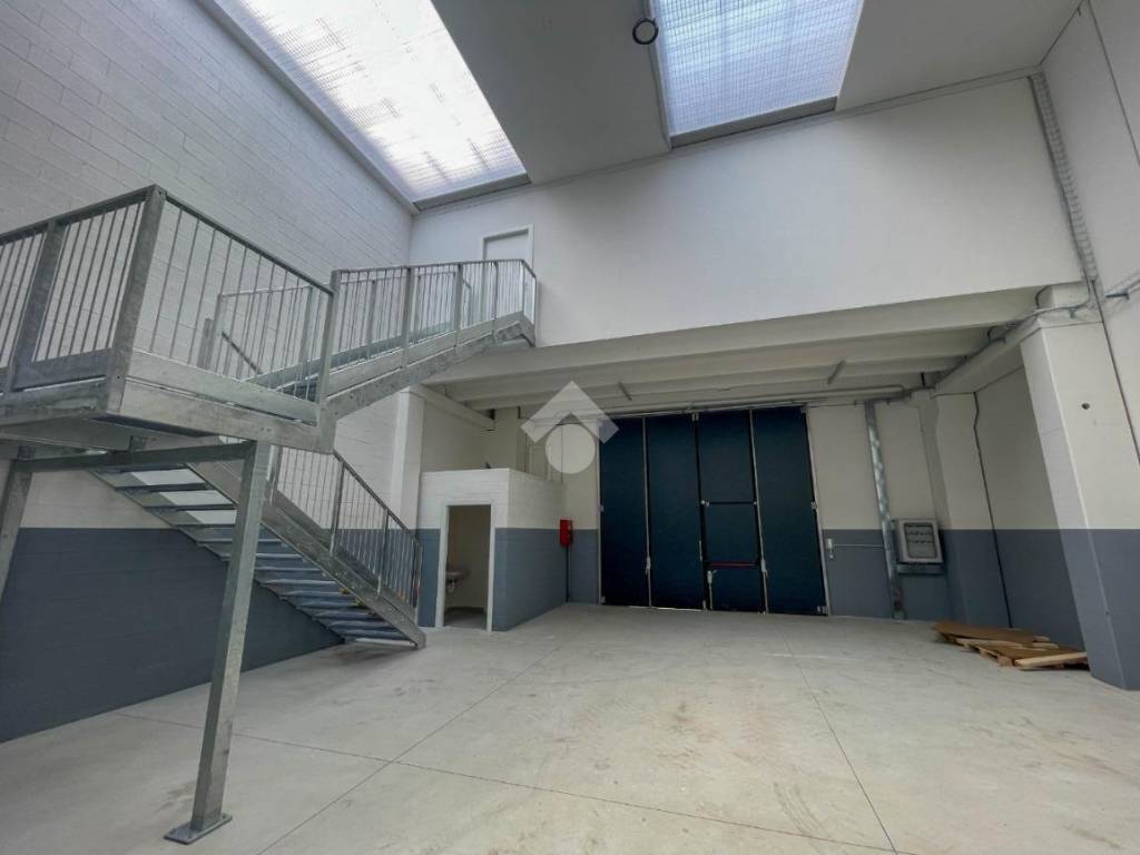 locale commerciale in affitto a Bernareggio